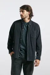 Camisa de manga larga confeccionada en pana de algodón, con cuello button-down y bolsillo frontal en el pecho.