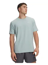 Remera de manga corta Under Armour en color celeste claro, confeccionada en tejido de mezcla de algodón, con cuello redondo acanalado y logo de la marca bordado en el pecho.