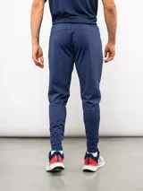 Pantalón de entrenamiento Umbro del Club Nacional de Football, color azul marino. Presenta un diseño técnico con paneles reforzados en la zona de las rodillas, escudo del club en el muslo derecho y logo de la marca en el izquierdo.