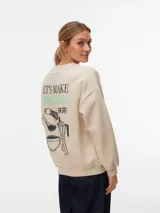 Buzo boxy marrón con cuello redondo, manga larga y diseño holgado, con pequeño estampado circular en el pecho.