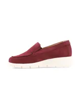 Slip-on de cuero gamuza en color bordó, con suela elevada blanca y elásticos laterales para facilitar el calce.