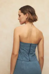 Top strapless negro con diseño tipo corset, de textil engomado y texturizado.