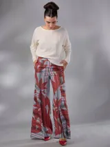 Pantalón de cintura alta y piernas amplias en lino mezcla, con estampado vegetal en tonos bordó, gris y blanco, y tajos asimétricos en las piernas. Cuenta con cierre invisible lateral y bolsillos.