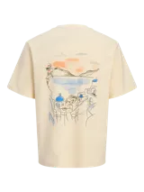 Remera color crema de algodón con cuello redondo, manga corta y estampado en la espalda con un paisaje costero.