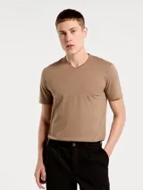 Camiseta de manga corta color rojo con cuello en V.