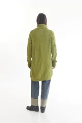 Vestido tipo sweater color beige, de tejido de punto acanalado, corte recto, largo a la rodilla y cuello alto.