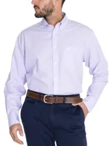 Camisa de manga larga para hombre de la marca RKF, color lila con patrón de rayas finas, cuello abotonado y bolsillo en el pecho con logo bordado.