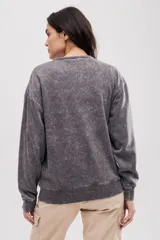 Buzo gris de felpa oversize con estampado frontal de mariposa y texto.