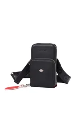 Porta celular Las Oreiro color negro, con textura granulada, cierre de cremallera y un aplique metálico en forma de labios en la parte frontal. Incluye una correa de tela ajustable con el logo de la marca y un llavero colgante rojo y rosa.