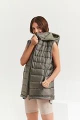 Chaleco verde militar con cierre frontal, bolsillos laterales y capucha forrada.