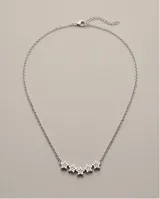 Collar de acero plateado con cadena eslabonada y dije central compuesto por cinco pequeñas estrellas con incrustaciones de circonias.