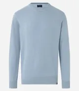 Sueter masculino de cuello redondo, color celeste, manga larga, con bajo y puños ajustados.