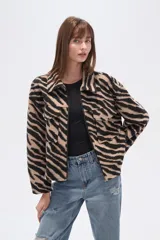 Campera estilo camisa (shacket) cropped, con cuello, cierre frontal y dos bolsillos con tapa en el pecho. Presenta un estampado de cebra en tonos beige y negro.
