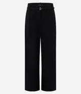 Pantalón wide leg Cortelle de crepé color negro, con piernas amplias, caída fluida, pinzas delanteras, cierre delantero y cinturón del mismo tejido con pasacintos.