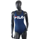 Malla enteriza de natación Fila modelo Australia, color azul marino con estampado de logos Fila en negro y logo Fila en blanco y rojo en el pecho.