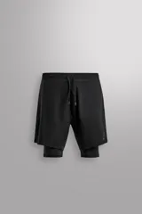 Short deportivo negro con calza interior ajustada. Cuenta con cintura elástica ajustable con cordón, bolsillos laterales con cierre y aberturas laterales en el bajo.