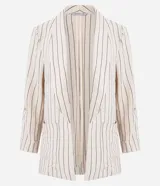 Blazer de poliéster color crudo con rayas verticales finas en marrón. Tiene cuello con solapas peaked, bolsillos delanteros y mangas largas con botón para arremangar. Sin forro.