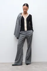 Remera de manga larga con diseño bicolor, presenta un panel central en color beige y laterales en color negro, con escote en V.