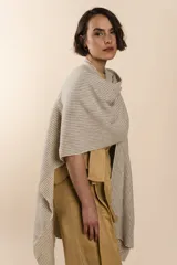 Ruana de lana fina sin teñir, con diseño de tejido texturizado y terminaciones hechas a mano en crochet.
