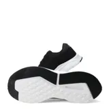 Championes urbanos Umbro modelo Volcan II, color negro con suela blanca. Presentan el logo de la marca en el lateral y en la lengüeta, con cierre de cordones y diseño deportivo.