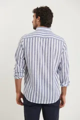 Camisa de lino a rayas verticales color beige y blanco, de manga larga con cuello abotonado y bolsillo en el pecho.