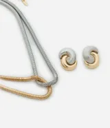Conjunto de collar y caravanas (aros) bicolores, plateado y dorado, con diseño de eslabones entrelazados.