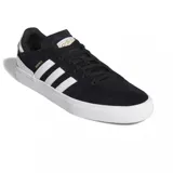 Championes de skate adidas modelo Busenitz Vulc II, color negro con las icónicas tres tiras laterales en blanco. Presentan una construcción de gamuza resistente, suela vulcanizada para mayor agarre y detalle de la marca en dorado.