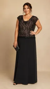 Vestido largo de fiesta con cuerpo de tul bordado en color negro sobre base color piel, con escote en V y falda larga de corte recto en tejido elástico.