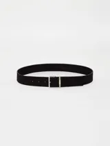 Cinturón de cuero vacuno gamuzado negro, con hebilla metálica y pasador personalizado con logo de la marca.