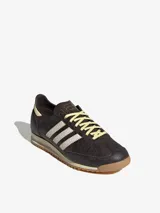 Championes Adidas SL 72 OG modelo para mujer, con diseño de perfil bajo y capellada de cuero con textura efecto piel de serpiente en color marrón oscuro. Presenta las tres tiras laterales en tono blanco, cordones amarillos claros y suela dentada de goma.