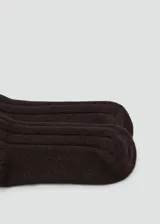 Par de calcetines de caña media con diseño acanalado, confeccionados en una mezcla de lana y cachemira en color marrón oscuro.
