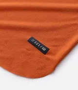 Remera deportiva de corte regular, confeccionada en tejido con tecnología Dry que facilita la evaporación del sudor. Presenta cuello redondo, mangas cortas y una estampa lettering texturizada en el pecho.