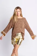 Bermuda shorts doradas de cuero ovino italiano, tiro alto y corte holgado.