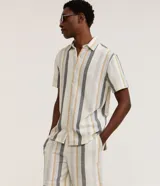 Bermuda masculina de corte comfort confeccionada en tejido jacquard con estampado de rayas texturizadas. Cuenta con cintura elástica con cordón ajustable, y bolsillos laterales.