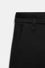 Pantalón de tiro bajo y corte recto, color marrón oscuro. Presenta bolsillos laterales, cierre frontal con cremallera y gancho metálico, y un cinturón integrado del mismo tejido con hebilla metálica.