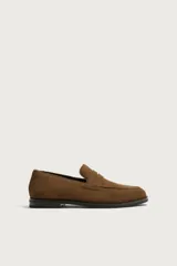 Mocasín casual fabricado en piel con acabado de serraje, con detalle de bordón y antifaz en el empeine, horma redonda y suela a contraste.