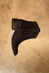 Bota corta estilo texano confeccionada en cuero vacuno, con taco cuadrado de madera y costuras decorativas en el lateral.