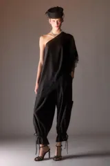 Pantalón de tiro medio con diseño cargo, confeccionado en tejido con mezcla de lana. Presenta bolsillos laterales de plastrón y bajo abullonado ajustable mediante lazadas. Cierre frontal con cremallera, botón y ganchos metálicos.