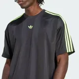 Remera de corte holgado Adidas Adicolor Jacquard, color negro con detalles en verde lima brillante en el logo del pecho y las clásicas tres tiras en los hombros y mangas. Presenta un sutil diseño de rayas verticales tipo jacquard.