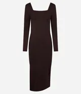 Vestido midi de microfibra color marrón, con escote cuadrado, manga larga y corte ajustado al cuerpo. Presenta una abertura lateral en la falda.