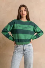 Sweater de algodón peinado a rayas horizontales en tonos verde oscuro y verde claro, con diseño de cuello redondo y bordado frontal con la frase "The Creative Club URUGUAY".