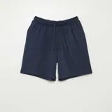 Shorts de pijama de color gris melange, con cintura elástica ajustable mediante cordón y bolsillos laterales.