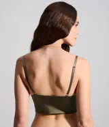 Conjunto de lencería compuesto por un soutien tipo bralette y una bombacha a juego. El soutien presenta un diseño de top con copas desmontables, confeccionado en microfibra color verde oliva con detalles de encaje negro en los bordes. La bombacha sigue la misma estética, combinando la microfibra verde con aplicaciones de encaje negro.