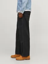 Pantalón de corte relajado y tiro medio, confeccionado en tejido canvas de algodón. Presenta costuras decorativas horizontales en las piernas y costuras a contratono, con cierre de cremallera y bolsillos funcionales.