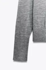 Jersey de punto de cashmere extrafino, con cuello redondo y manga larga, de corte clásico y textura suave.