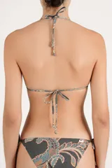 Top de bikini de corte triangular con tirantes ajustables para atar al cuello y la espalda. Cuenta con estampado estilo paisley en tonos oscuros y cuentas acrílicas en los breteles.