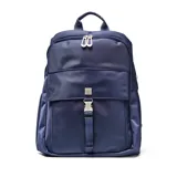 Mochila de diseño minimalista en color azul, confeccionada en material textil. Cuenta con un compartimento principal con cierre de doble cursor, un bolsillo frontal con solapa y cierre de hebilla metálica, y asa superior reforzada.