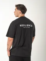 Remera de algodón premium con lavado a la piedra, corte oversize y diseño unisex. Presenta estampado de alta calidad en la espalda con la frase 'RESILIENCE BUILT TO RISE'.