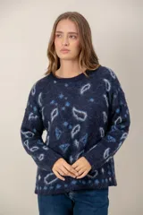 Sweater de punto con textura suave, color azul marino con estampado de formas abstractas y rombos en tonos celestes y grises. Presenta cuello redondo y mangas largas con diseño holgado.
