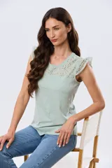 Remera color verde menta sin mangas con detalles de broderie calado en los hombros y canesú superior.